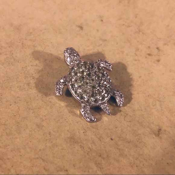 Peridot and Crystal Sea 🌊 Turtle 🐢 Pendant - Picture 2 of 4